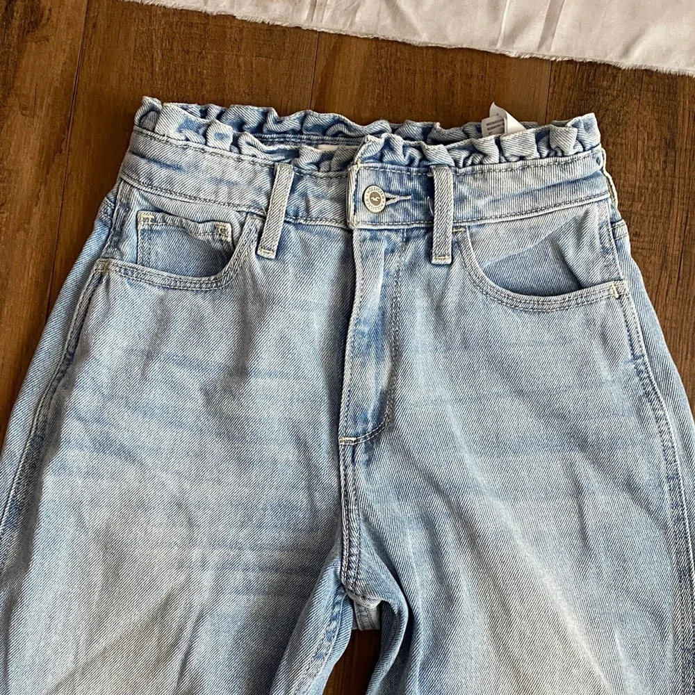 Hollister Light Wash Curvy High-Rise Mom Jeans - Picture 3 of 11